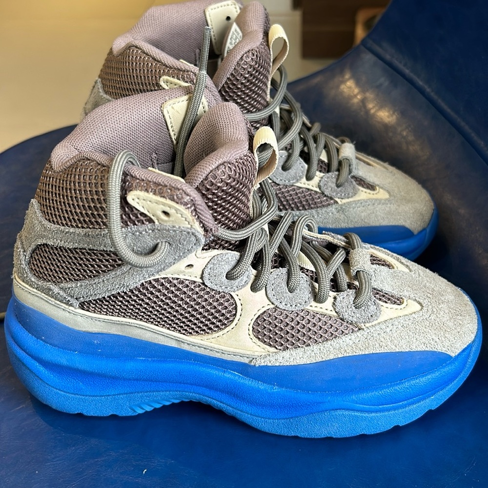 Boys adidas Yeezy Desert Boots in Toupe Blue size 4.5 US